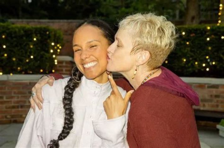 Alicia Keys Was Raised by Single Mother, Had an Estranged Relationship with Her Father