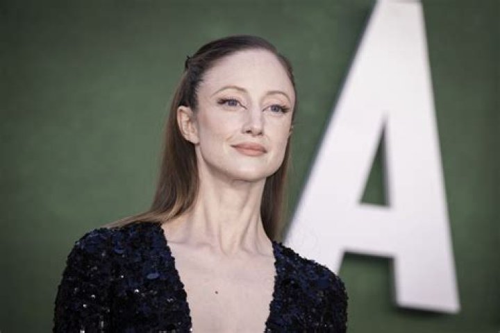 Andrea Riseborough Height