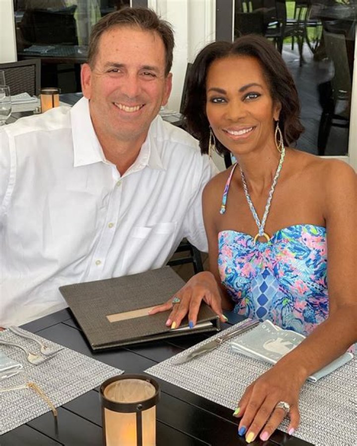 Avery Cotton WFLA, Bio, Wiki, Age, Height, Husband, Leaving, Back, Salary, and Net Worth