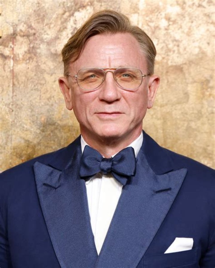 Daniel Craig Bio, Wiki, Age, Wife, Bond Movies, Macbeth, and Net Worth