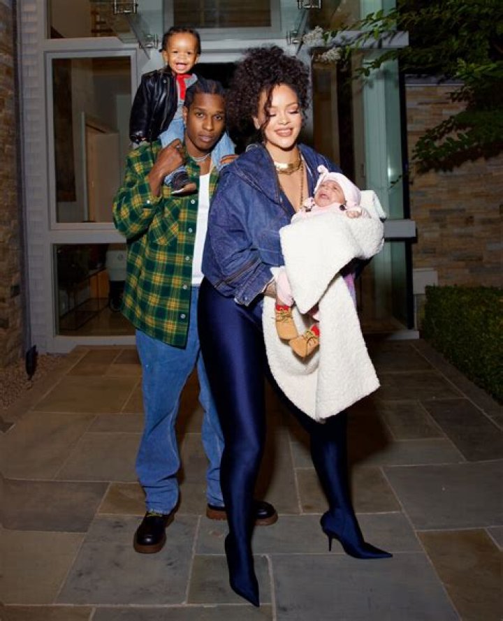 Does She Have Brother, Family Parents