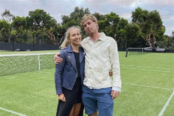 Know The Awe-Dorable Story of How Daria Saville’s Husband Pursued Her: From Facebook To Wedding Book