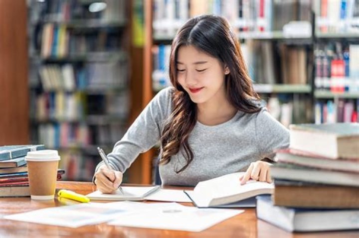 Student Who Chose 'Hard' Course in Tears after Finding Out She's the Only One Studying it in School