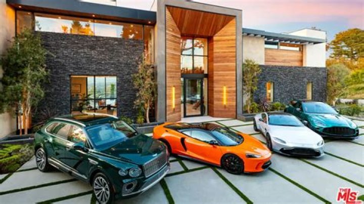 YouTuber Taylor Caniff’s Net Worth – Earnings | Expensive Car Collection and House